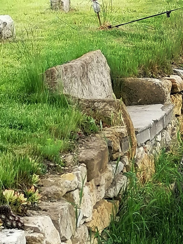 Bild einer Steinmauer, mit Steinen in Form eines Sessels